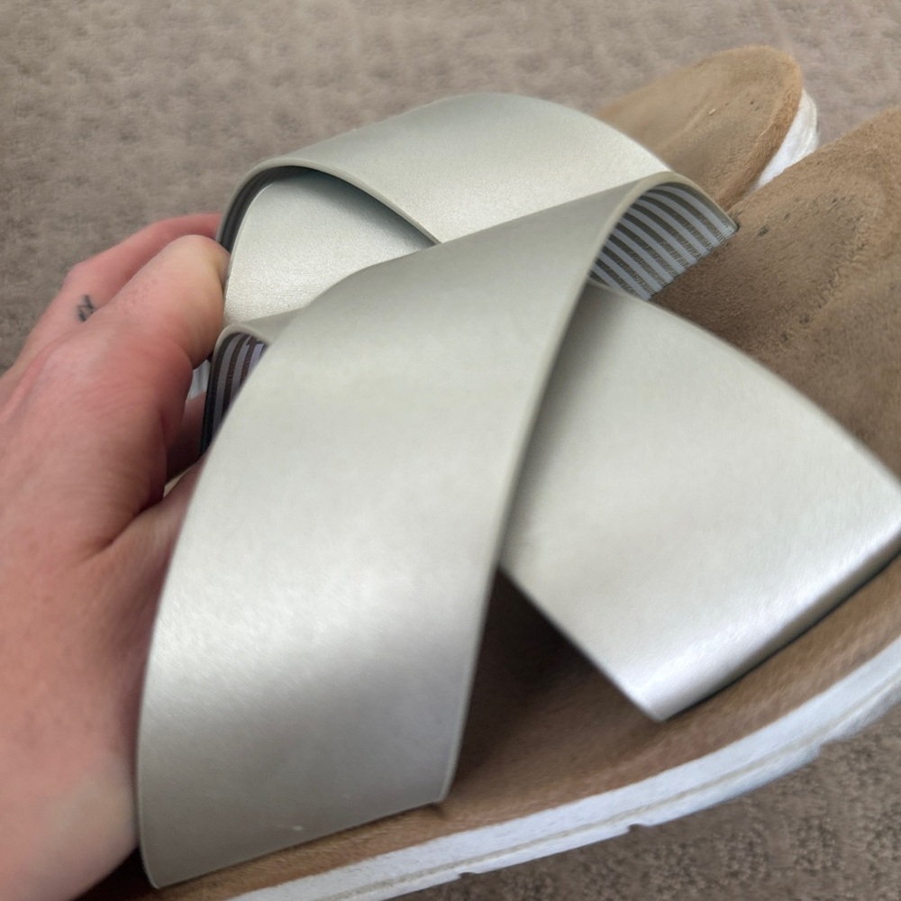IZOD comfort plush cushioned gold metallic snd white Slide Sandals women’s Sz 8 - Picture 7 of 9